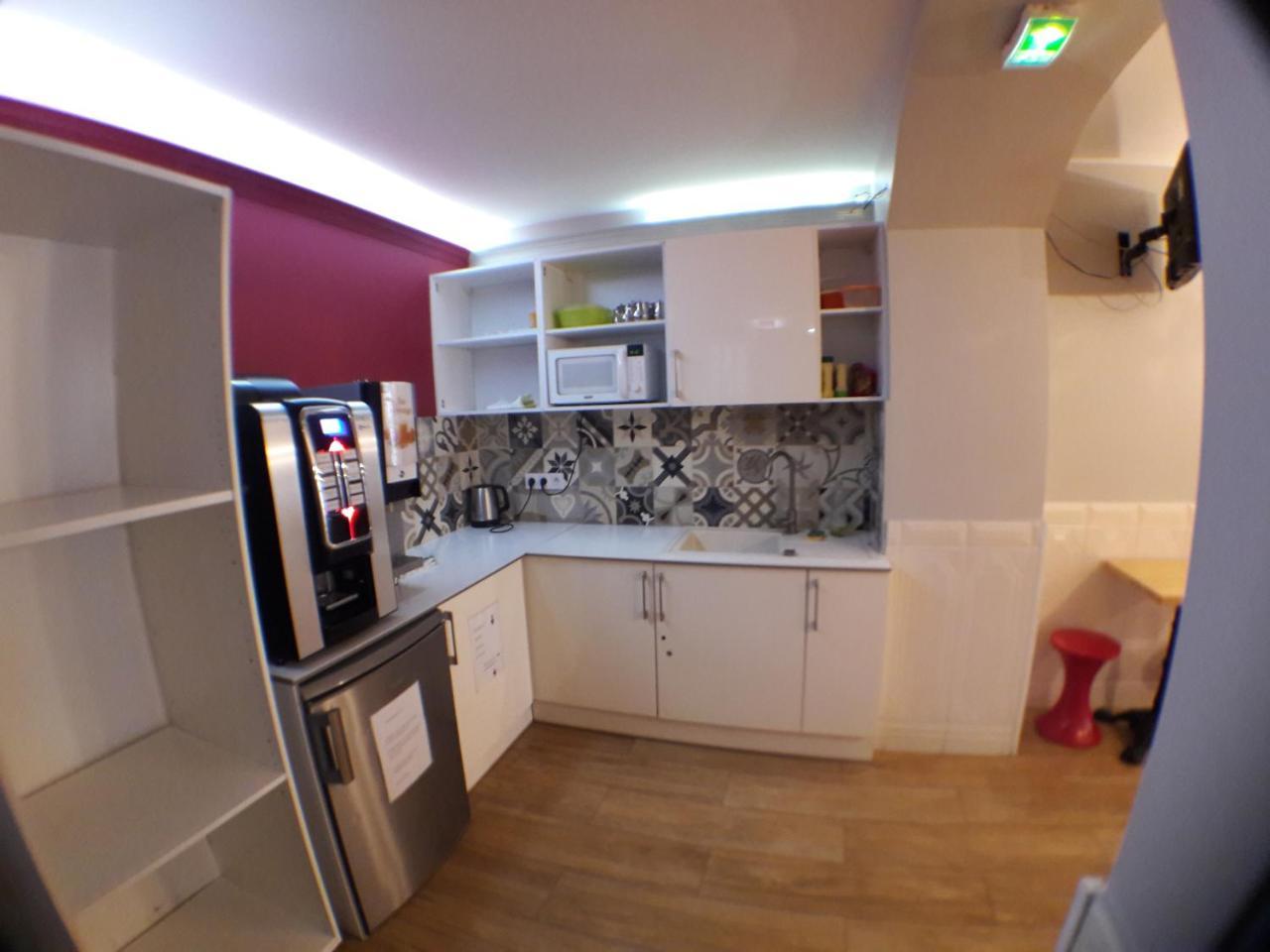 巴黎 完美旅舍旅舍 外观 照片 A typical kitchen in a student residence hall